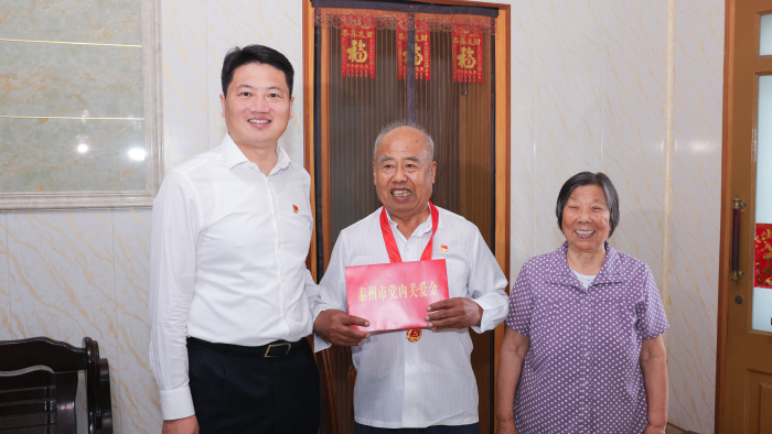 姜冬冬万闻华开展“七一”走访慰问活动